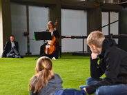 Die Gambistin Laura Frey spielt bei der Vernissage von Poem of Pearls. Links im Bild Bischof Dr. Michael Gerber, Fulda. Foto: Kerstin Leitschuh